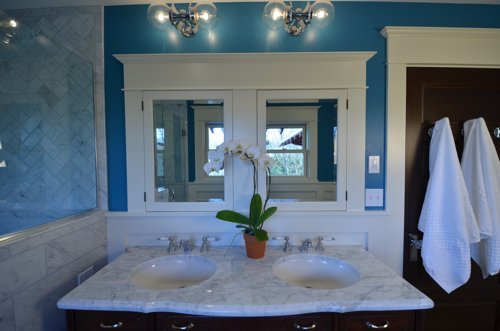 Inspiration pour une douche en alcôve principale craftsman en bois foncé de taille moyenne avec un placard en trompe-l'oeil, WC séparés, un carrelage multicolore, des carreaux de béton, un mur bleu, un lavabo encastré et un plan de toilette en marbre.