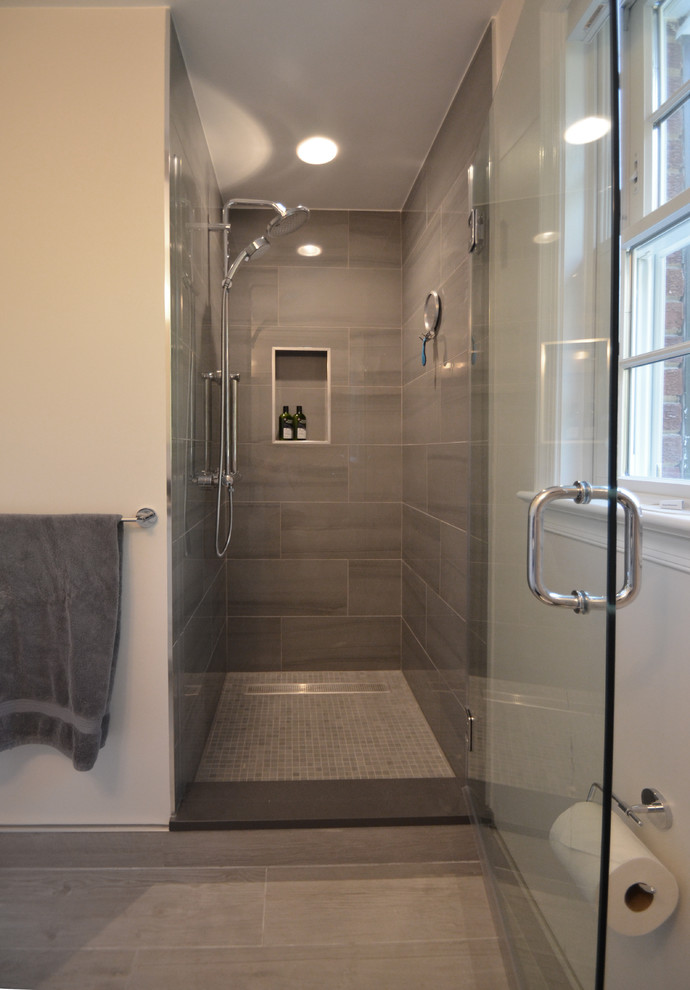 Inspiration för små klassiska svart en-suite badrum, med skåp i shakerstil, vita skåp, en hörndusch, en toalettstol med separat cisternkåpa, grå kakel, porslinskakel, grå väggar, klinkergolv i porslin, ett undermonterad handfat, granitbänkskiva, grått golv och dusch med gångjärnsdörr