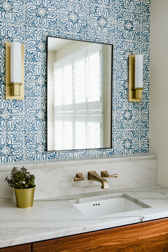 На фото: большая главная ванная комната в стиле фьюжн с фасадами в стиле шейкер, темными деревянными фасадами, двойным душем, унитазом-моноблоком, синей плиткой, цементной плиткой, мраморным полом, врезной раковиной, белым полом и душем с распашными дверями