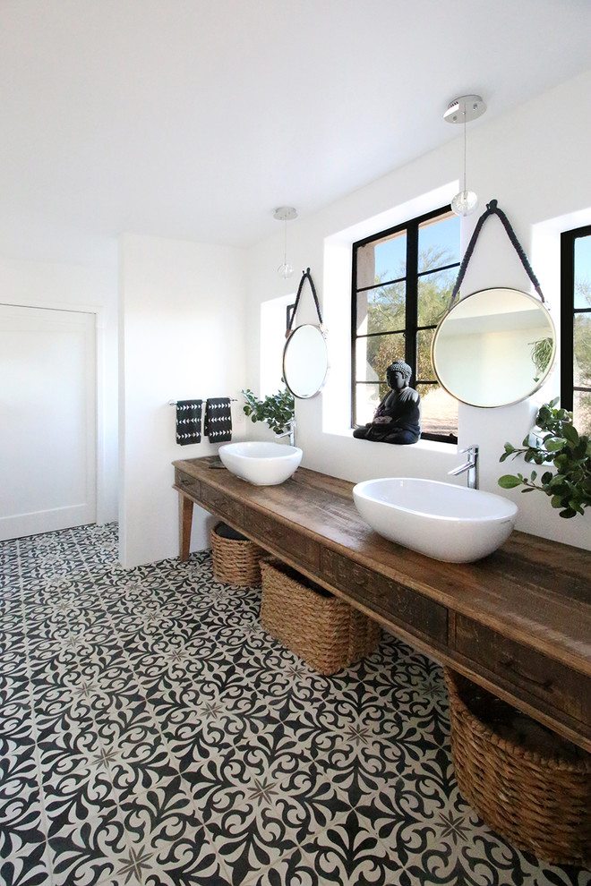 Idées déco pour une salle de bain campagne en bois vieilli avec un mur blanc, une vasque, un plan de toilette en bois, un sol multicolore, un plan de toilette marron et du carrelage bicolore.