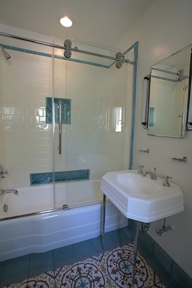 Idee per una piccola stanza da bagno con doccia minimalista con lavabo a colonna, vasca ad alcova, doccia alcova, piastrelle multicolore, piastrelle di cemento, pareti bianche e pavimento con piastrelle a mosaico