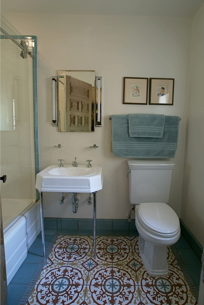 На фото: маленькая ванная комната в стиле ретро с раковиной с пьедесталом, ванной в нише, душем в нише, разноцветной плиткой, цементной плиткой, белыми стенами, полом из мозаичной плитки и душевой кабиной для на участке и в саду с