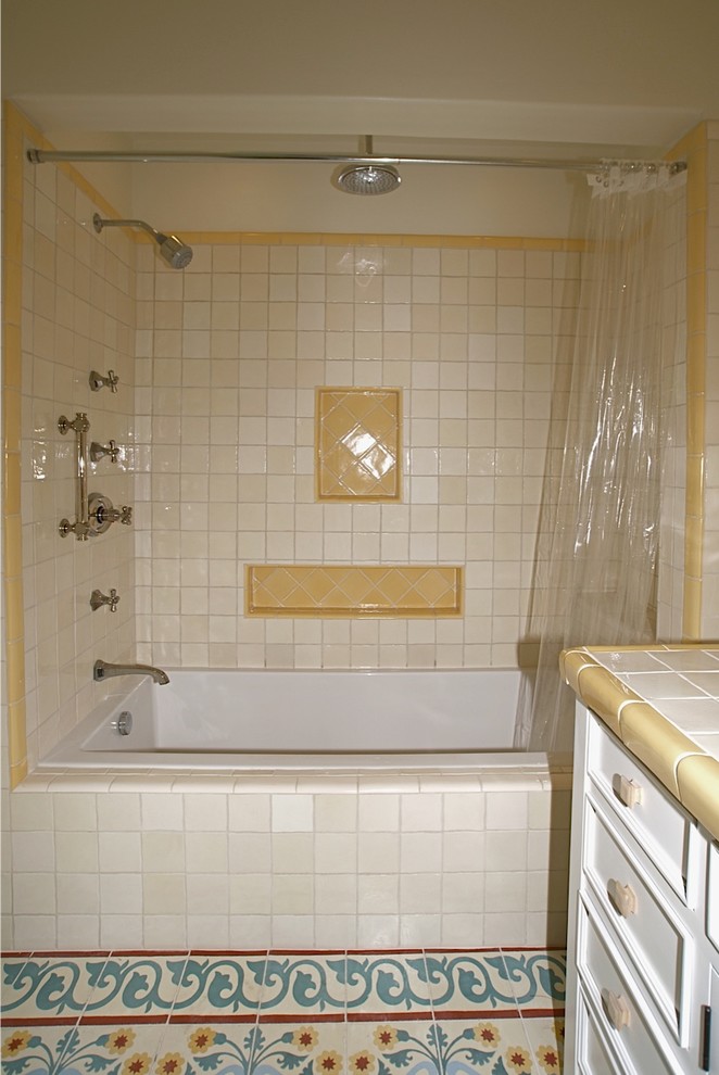 Ejemplo de cuarto de baño principal retro pequeño con lavabo encastrado, armarios tipo mueble, bañera empotrada, ducha empotrada, baldosas y/o azulejos multicolor, baldosas y/o azulejos de cemento, paredes blancas y suelo con mosaicos de baldosas