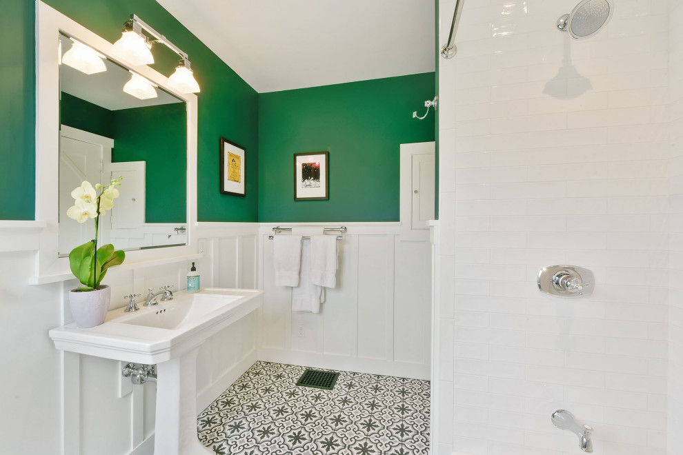 Источник вдохновения для домашнего уюта: ванная комната в классическом стиле с белой плиткой, плиткой кабанчик, зелеными стенами, раковиной с пьедесталом и разноцветным полом