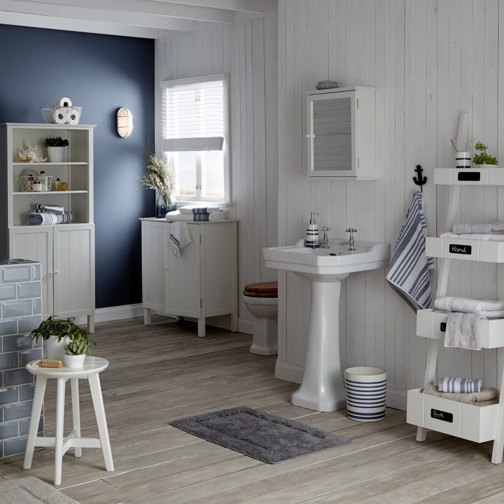 Идея дизайна: ванная комната в морском стиле с серым полом