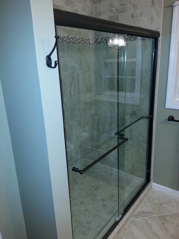 Exemple d'une douche en alcôve tendance de taille moyenne avec un carrelage beige, des carreaux de porcelaine, un mur vert et un sol en carrelage de porcelaine.