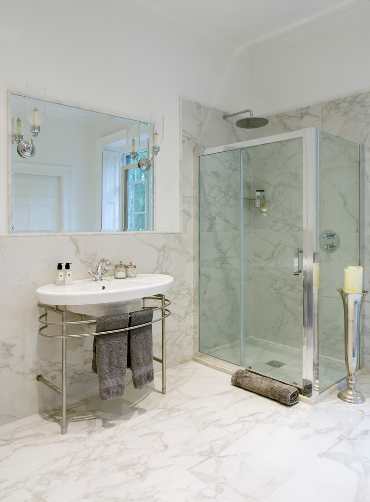 Exemple d'une salle de bain principale chic avec une douche d'angle, un carrelage blanc, un mur blanc, un plan vasque et une cabine de douche à porte coulissante.