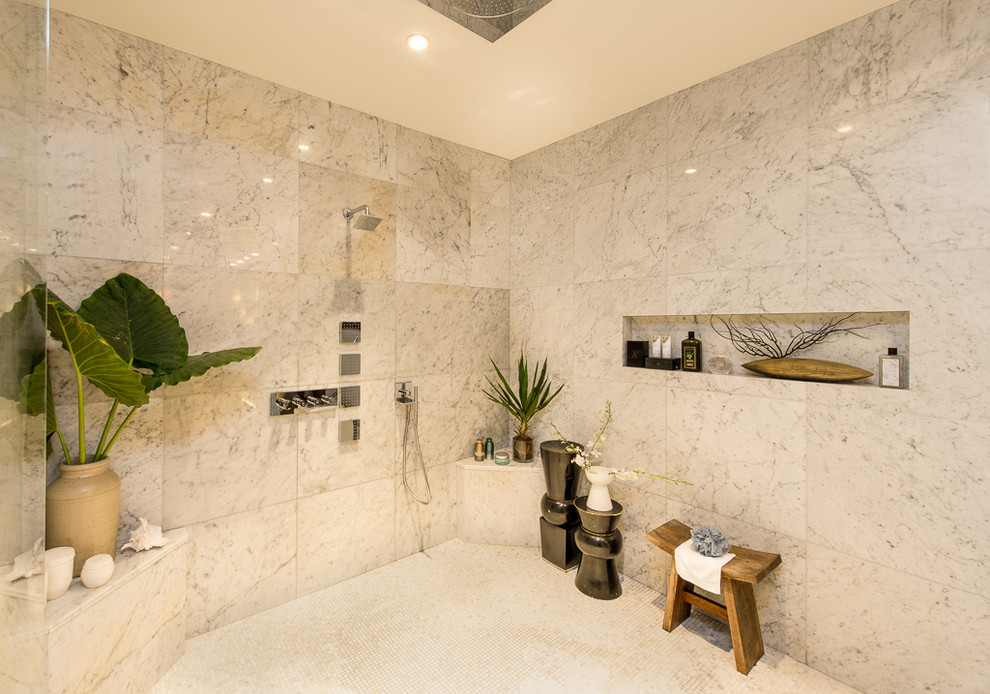 Foto di una stanza da bagno tropicale con doccia ad angolo, piastrelle bianche e nicchia
