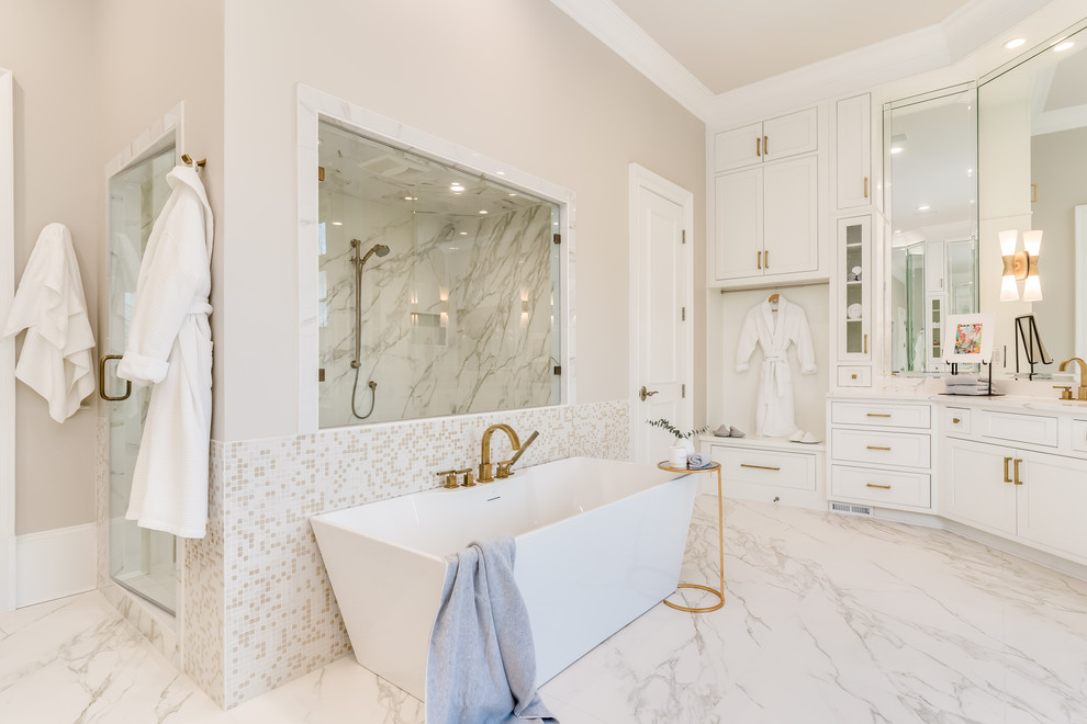 Esempio di una stanza da bagno padronale classica con ante bianche, vasca freestanding, top in quarzo composito, top bianco, ante con riquadro incassato, pareti beige e pavimento bianco
