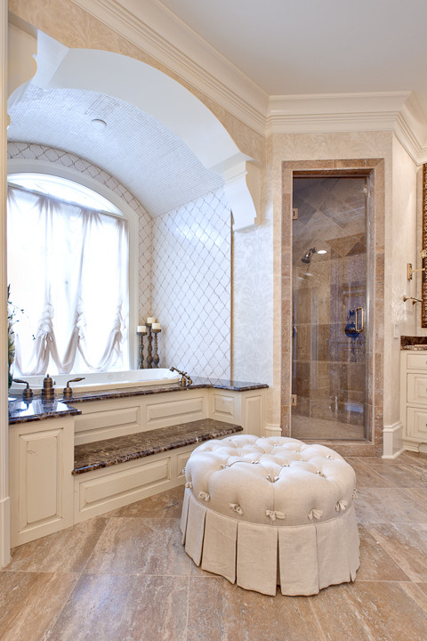 Foto di un'ampia sauna classica con lavabo sottopiano, consolle stile comò, ante in legno scuro, top in granito, vasca da incasso, piastrelle marroni, piastrelle in pietra, pareti beige e pavimento in travertino