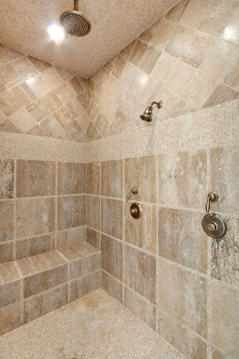 Ispirazione per un'ampia sauna classica con lavabo sottopiano, consolle stile comò, ante in legno scuro, top in granito, vasca da incasso, piastrelle marroni, piastrelle in pietra, pareti beige e pavimento in travertino