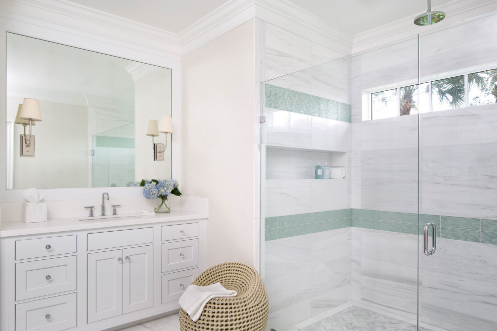 Idee per una stanza da bagno con doccia costiera con ante in stile shaker, ante bianche, doccia alcova, piastrelle grigie, piastrelle verdi, piastrelle bianche, pareti beige, lavabo sottopiano, top bianco, un lavabo e mobile bagno incassato