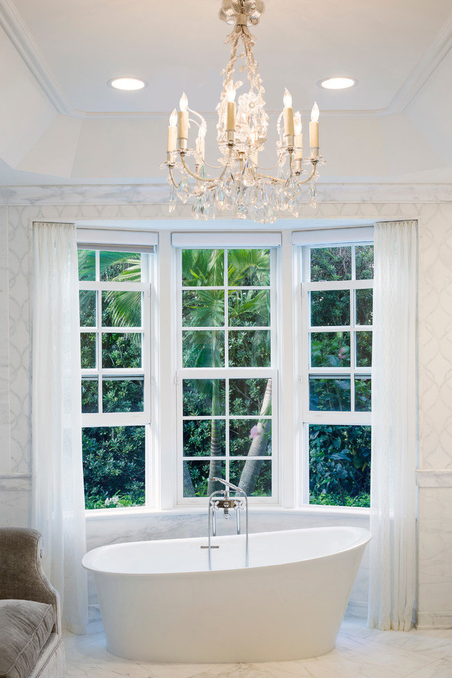 Идея дизайна: ванная комната в классическом стиле с отдельно стоящей ванной и белой плиткой