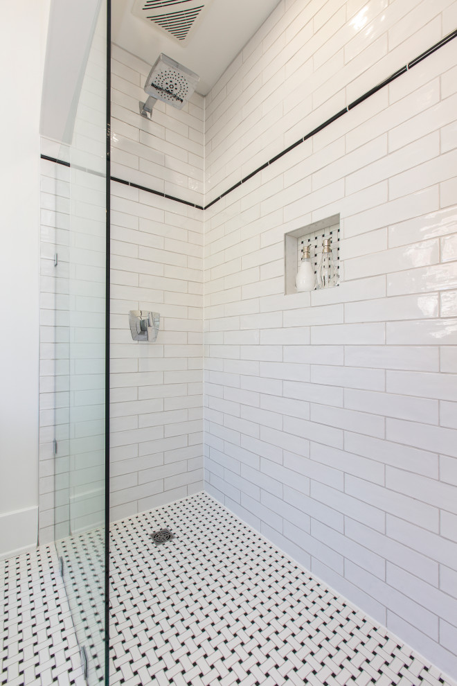 Пример оригинального дизайна: ванная комната среднего размера в стиле неоклассика (современная классика) с душем в нише, раздельным унитазом, белой плиткой, плиткой кабанчик, белыми стенами, полом из керамической плитки, раковиной с пьедесталом, белым полом и открытым душем