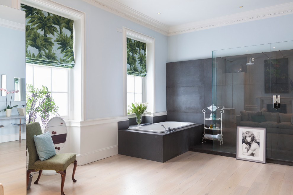 Idee per un'ampia stanza da bagno padronale chic con doccia aperta, piastrelle grigie, piastrelle in pietra, pareti blu e parquet chiaro