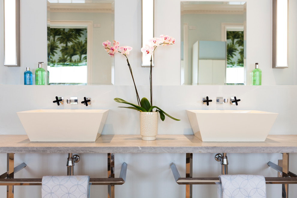 Bild på ett mycket stort vintage en-suite badrum, med ett väggmonterat handfat, marmorbänkskiva, vita väggar och ljust trägolv