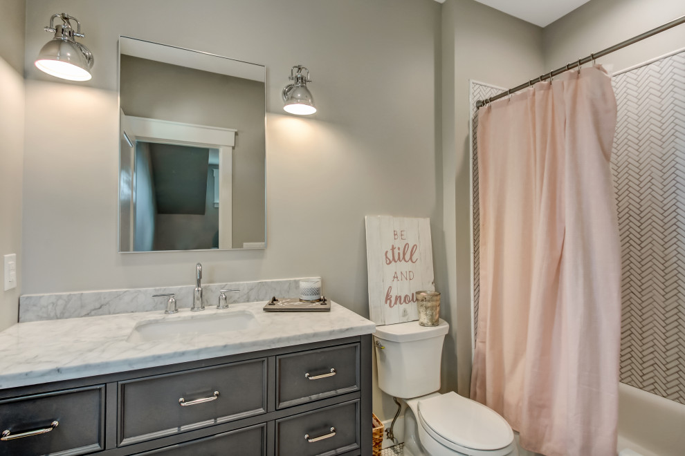 Exempel på ett modernt grå grått badrum för barn, med möbel-liknande, grå skåp, en dusch/badkar-kombination, vit kakel, keramikplattor, grå väggar, klinkergolv i keramik, ett integrerad handfat, marmorbänkskiva, vitt golv och dusch med duschdraperi