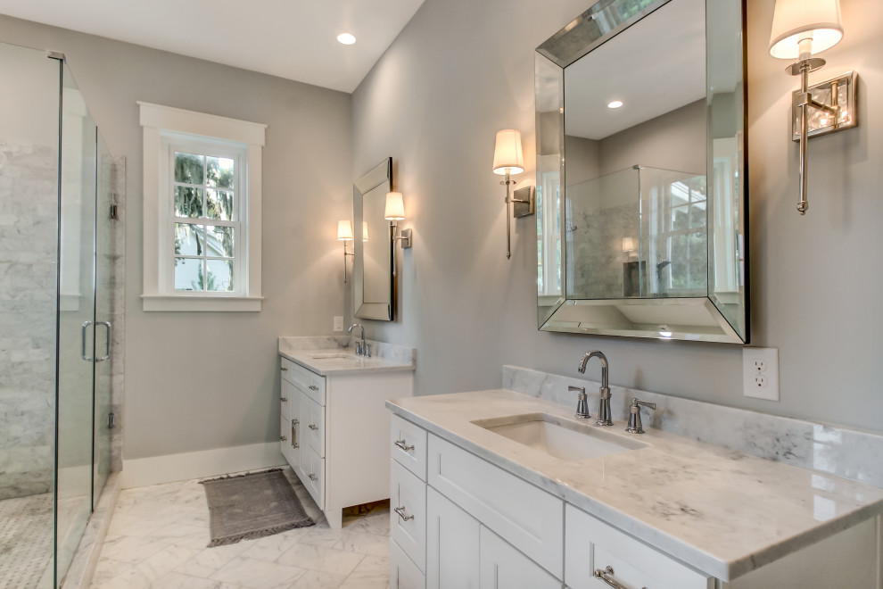 Idéer för ett grå en-suite badrum, med skåp i shakerstil, vita skåp, ett fristående badkar, en öppen dusch, grå kakel, marmorkakel, grå väggar, marmorgolv, marmorbänkskiva, grått golv och dusch med gångjärnsdörr