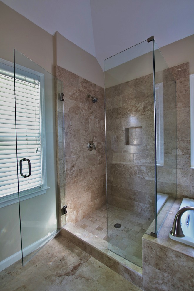 Foto på ett stort vintage en-suite badrum, med skåp i shakerstil, bruna skåp, ett platsbyggt badkar, en hörndusch, beige kakel, stenkakel, beige väggar, marmorgolv, ett undermonterad handfat och marmorbänkskiva