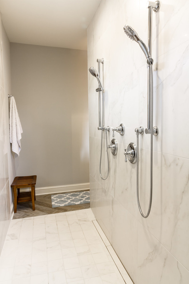Стильный дизайн: ванная комната в стиле неоклассика (современная классика) с двойным душем, белой плиткой, мраморной плиткой, серыми стенами, полом из керамогранита, серым полом и открытым душем - последний тренд