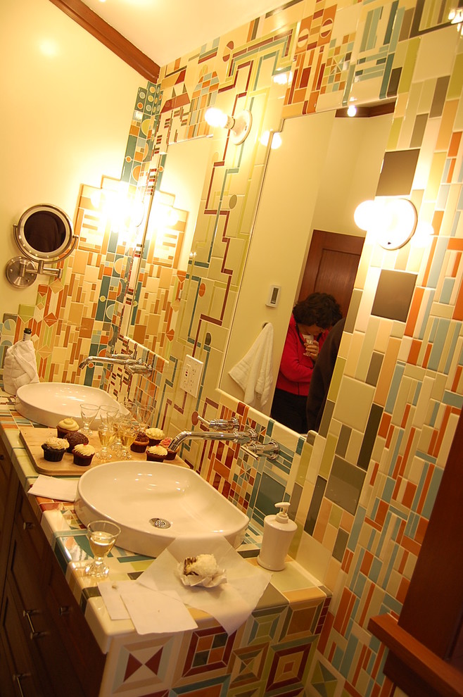 Ejemplo de cuarto de baño principal bohemio grande con encimera de azulejos, baldosas y/o azulejos multicolor y baldosas y/o azulejos de cerámica