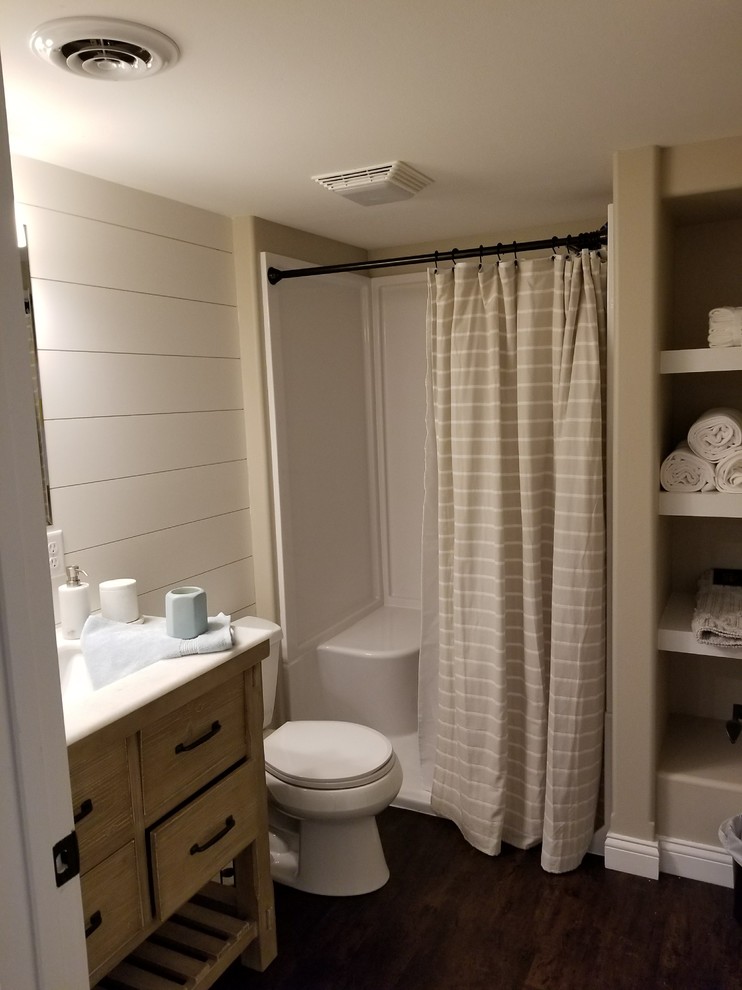 Foto de cuarto de baño campestre de tamaño medio con puertas de armario de madera oscura, ducha empotrada, sanitario de dos piezas, paredes beige, aseo y ducha, lavabo bajoencimera, ducha con cortina y encimeras blancas