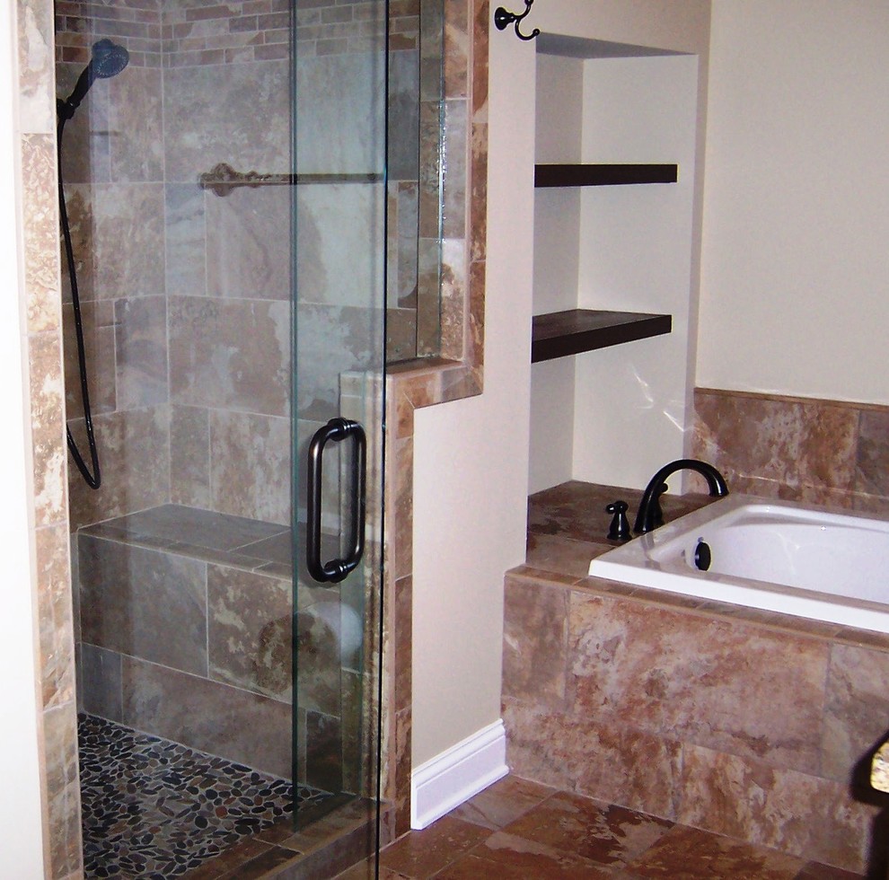 Kleines Klassisches Duschbad mit profilierten Schrankfronten, hellbraunen Holzschränken und Quarzwerkstein-Waschtisch in Sonstige
