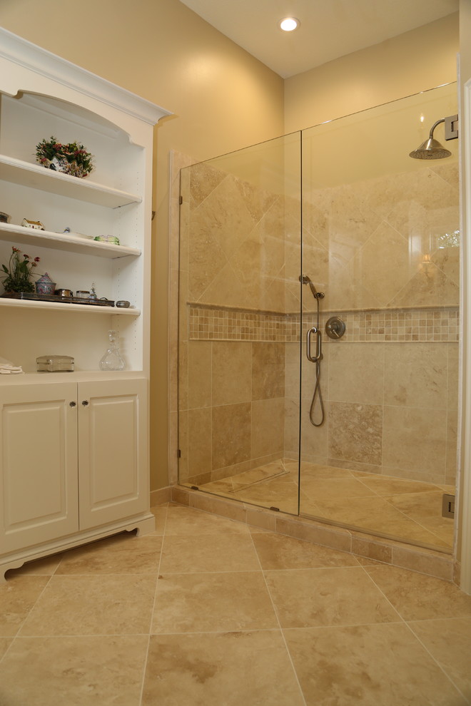 Ispirazione per una stanza da bagno padronale chic con consolle stile comò, ante bianche, doccia alcova, pareti beige e pavimento con piastrelle in ceramica
