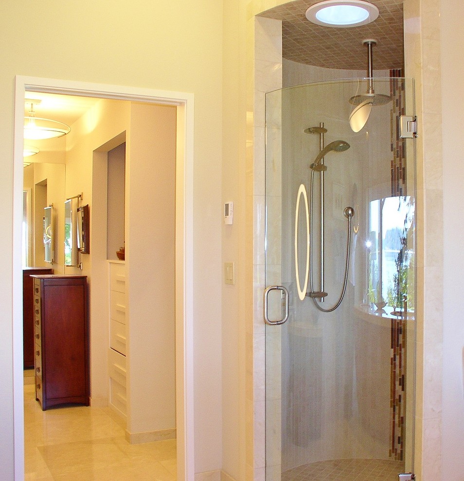 Ejemplo de cuarto de baño principal actual con armarios con paneles lisos, puertas de armario blancas, ducha empotrada, baldosas y/o azulejos beige, paredes beige y suelo de baldosas de porcelana