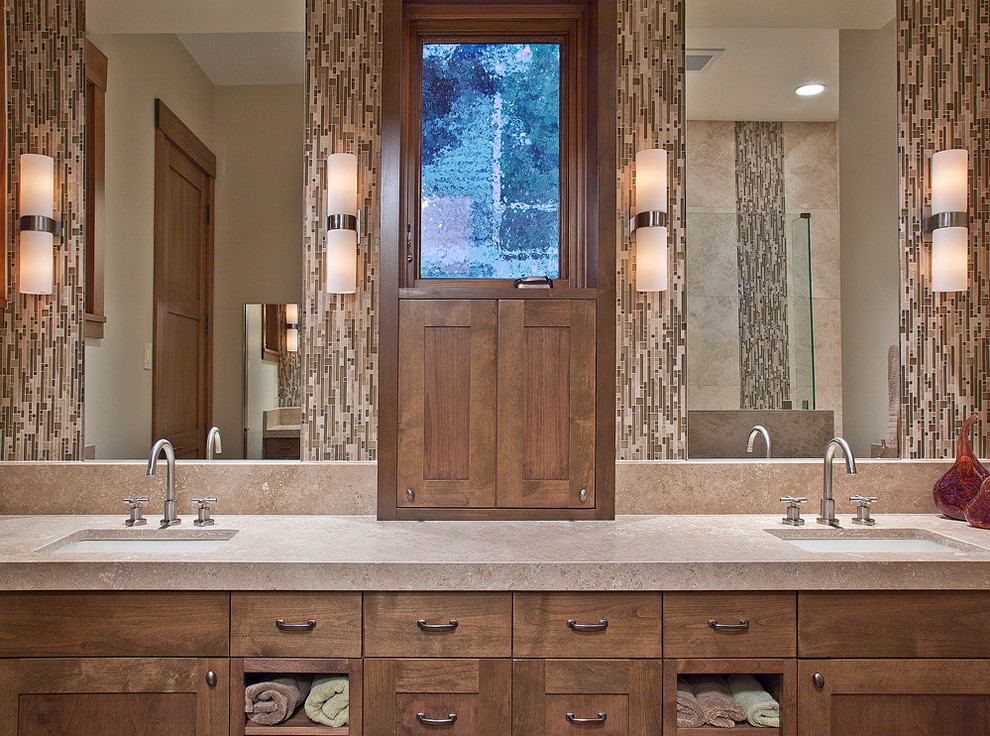 Exempel på ett stort klassiskt en-suite badrum, med ett undermonterad handfat, skåp i shakerstil, skåp i mellenmörkt trä, flerfärgad kakel, beige väggar, stickkakel och bänkskiva i kvarts