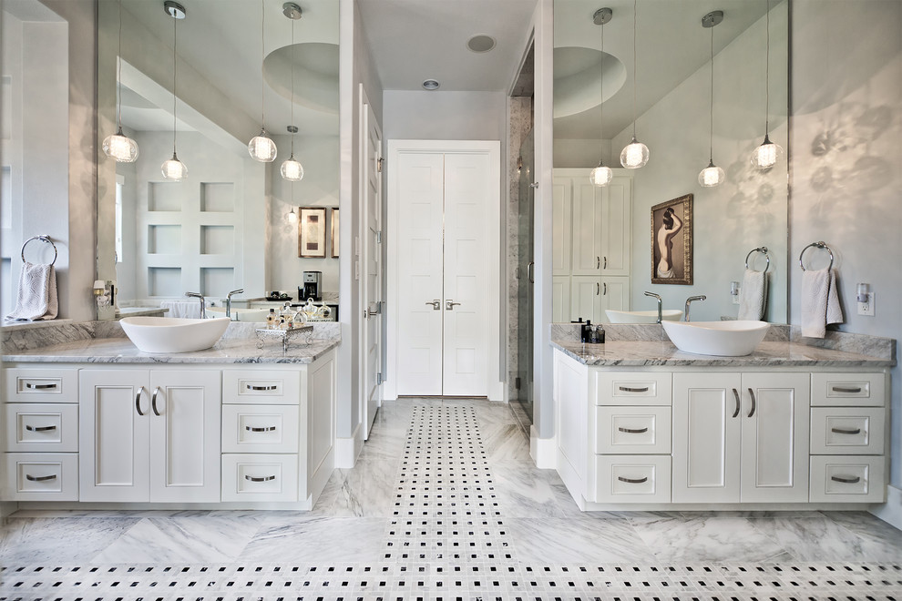 オースティンにあるトランジショナルスタイルのおしゃれな浴室 (ベッセル式洗面器、落し込みパネル扉のキャビネット、白いキャビネット、アルコーブ型シャワー、グレーの壁) の写真