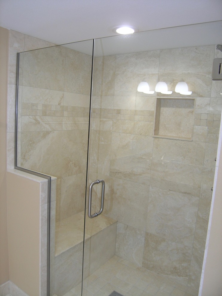 Пример оригинального дизайна: главная ванная комната среднего размера в классическом стиле с угловым душем, каменной плиткой, полом из травертина, столешницей из гранита, ванной в нише, бежевой плиткой, бежевыми стенами и бежевым полом