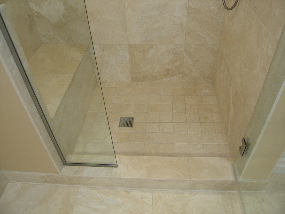 Идея дизайна: главная ванная комната среднего размера в классическом стиле с угловым душем, каменной плиткой, полом из травертина, столешницей из гранита, ванной в нише, бежевой плиткой, бежевыми стенами и бежевым полом