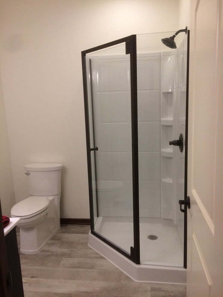Пример оригинального дизайна: ванная комната среднего размера в стиле неоклассика (современная классика) с черными фасадами, угловым душем, раздельным унитазом, белой плиткой, керамической плиткой, бежевыми стенами, темным паркетным полом, душевой кабиной, врезной раковиной и столешницей из кварцита