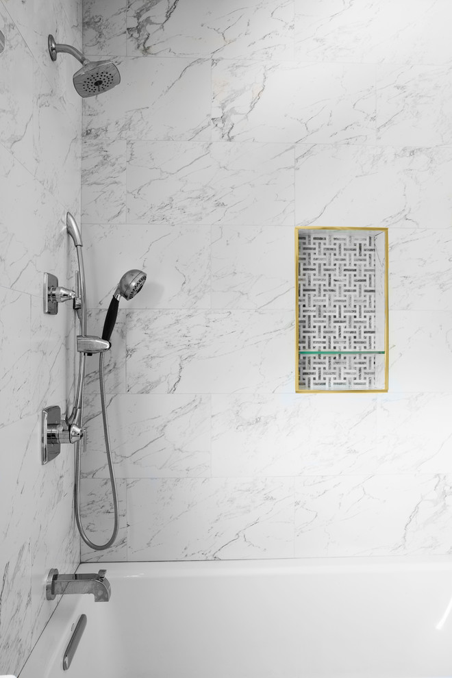 Inspiration för små klassiska badrum med dusch, med släta luckor, skåp i mörkt trä, ett badkar i en alkov, en dusch/badkar-kombination, en toalettstol med hel cisternkåpa, grå kakel, vit kakel, marmorkakel, grå väggar, ett undermonterad handfat, bänkskiva i kvarts, grått golv och dusch med duschdraperi