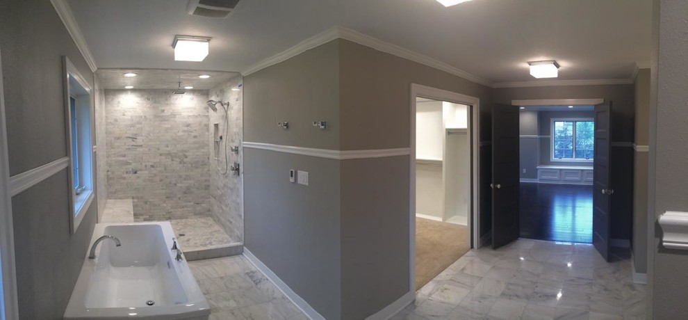 Пример оригинального дизайна: большая главная ванная комната в стиле неоклассика (современная классика) с врезной раковиной, белыми фасадами, столешницей из кварцита, отдельно стоящей ванной, открытым душем, унитазом-моноблоком, белой плиткой, серыми стенами и мраморным полом