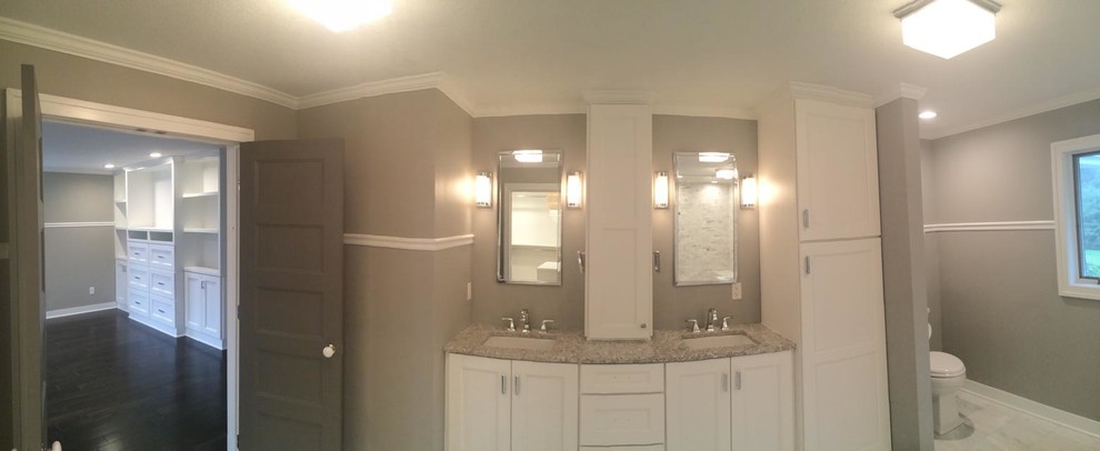 Ejemplo de cuarto de baño principal clásico renovado grande con lavabo bajoencimera, puertas de armario blancas, encimera de cuarcita, bañera exenta, ducha abierta, sanitario de una pieza, baldosas y/o azulejos blancos, paredes grises y suelo de mármol