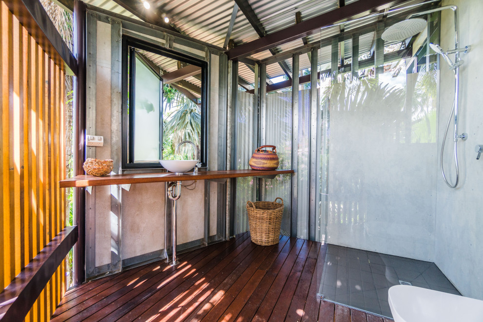 Badezimmer mit Eckdusche, grauen Fliesen, dunklem Holzboden, Aufsatzwaschbecken, Waschtisch aus Holz, braunem Boden, offener Dusche, brauner Waschtischplatte und Einzelwaschbecken in Darwin