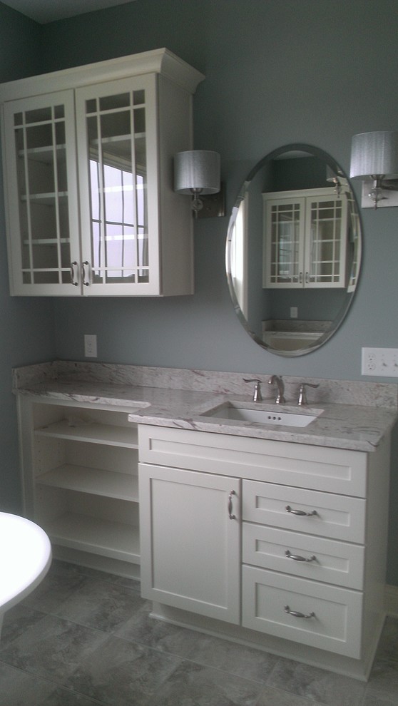 Idéer för ett mycket stort lantligt en-suite badrum, med luckor med infälld panel, vita skåp, ett fristående badkar, en kantlös dusch, grå kakel, porslinskakel, klinkergolv i porslin, ett undermonterad handfat och granitbänkskiva