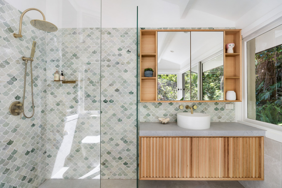 Modernes Badezimmer mit flächenbündigen Schrankfronten, hellbraunen Holzschränken, grünen Fliesen, Aufsatzwaschbecken, grauem Boden, grauer Waschtischplatte, Einzelwaschbecken und schwebendem Waschtisch in Sydney