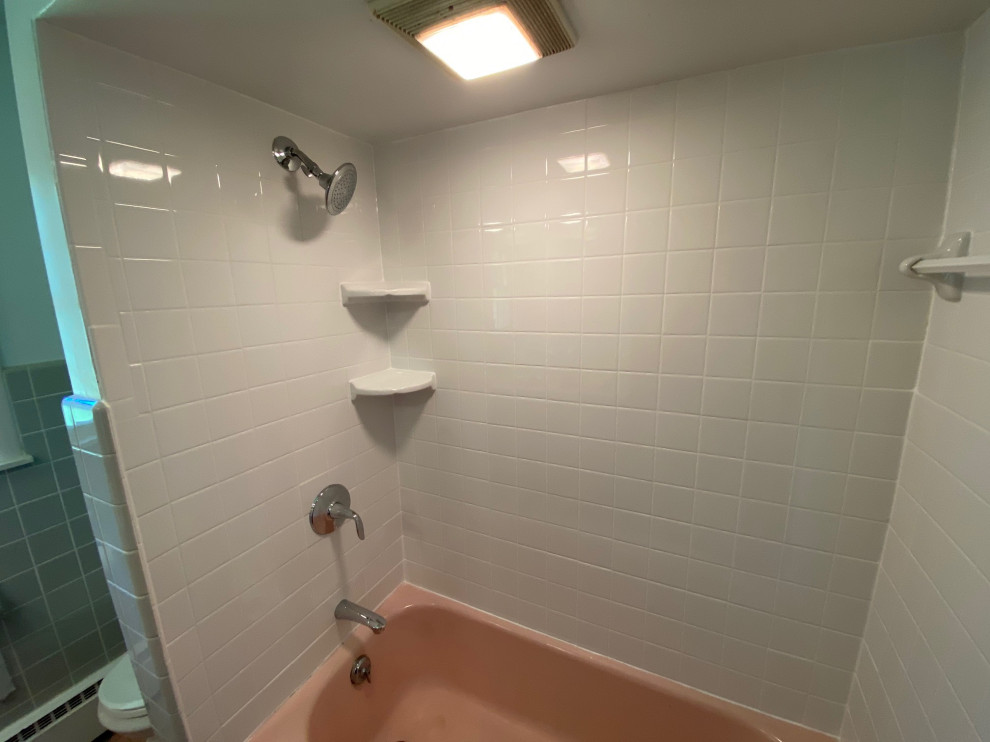 Пример оригинального дизайна: маленькая главная ванная комната в стиле кантри с фасадами с выступающей филенкой, накладной ванной, открытым душем, унитазом-моноблоком, серой плиткой, керамической плиткой, розовыми стенами, полом из цементной плитки, накладной раковиной, столешницей из плитки, разноцветным полом, шторкой для ванной, розовой столешницей, тумбой под одну раковину и встроенной тумбой для на участке и в саду