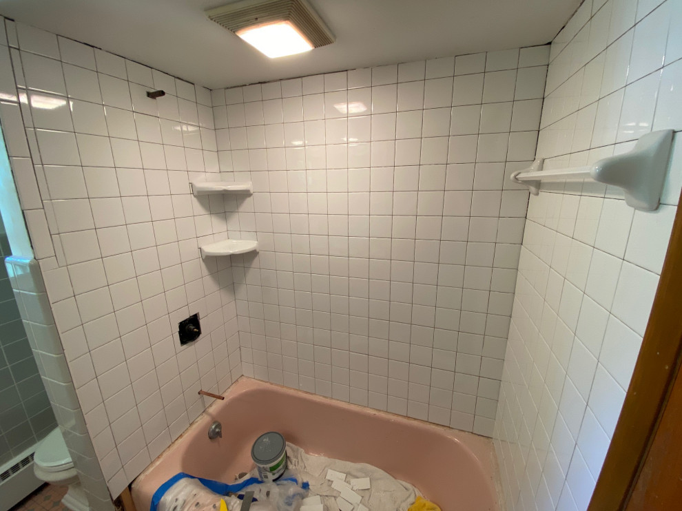 Idéer för små amerikanska rosa en-suite badrum, med luckor med upphöjd panel, ett platsbyggt badkar, en öppen dusch, en toalettstol med hel cisternkåpa, grå kakel, keramikplattor, rosa väggar, cementgolv, ett nedsänkt handfat, kaklad bänkskiva, flerfärgat golv och dusch med duschdraperi