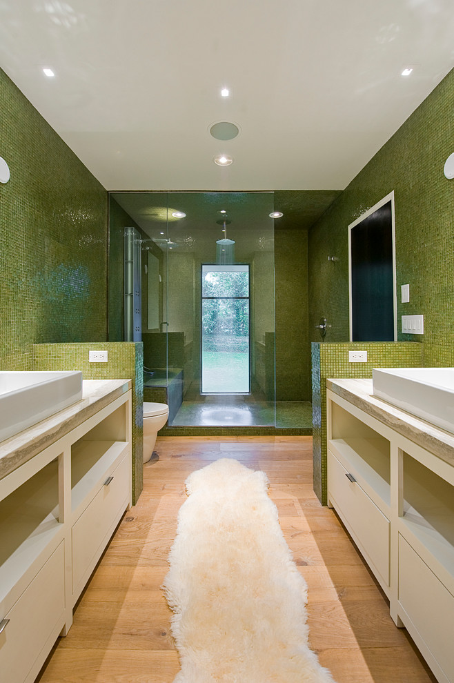 Свежая идея для дизайна: большая главная ванная комната в современном стиле с настольной раковиной, плоскими фасадами, белыми фасадами, столешницей из известняка, душем в нише, унитазом-моноблоком, зеленой плиткой, стеклянной плиткой, белыми стенами и светлым паркетным полом - отличное фото интерьера