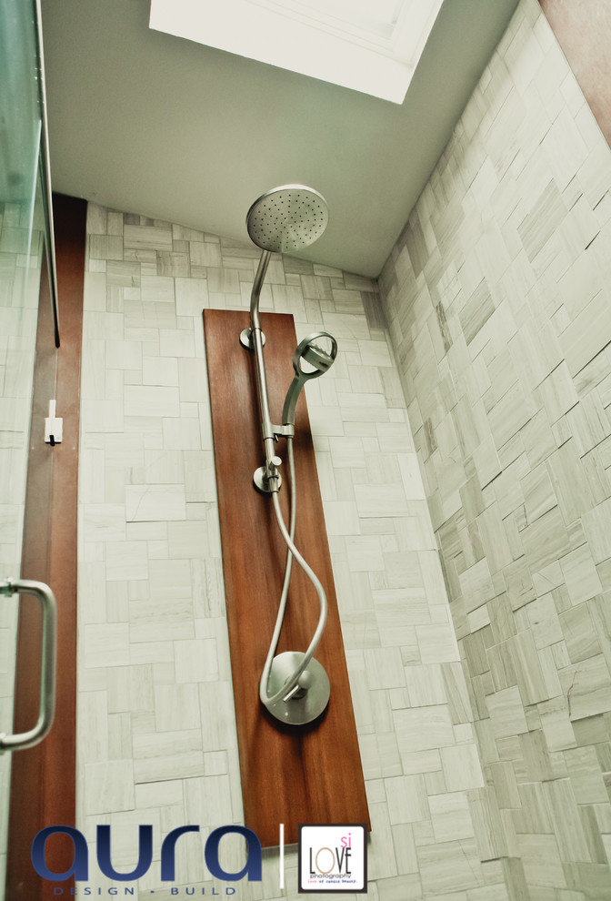 Mittelgroßes Modernes Badezimmer En Suite mit Aufsatzwaschbecken, grauen Fliesen und weißer Wandfarbe in Austin