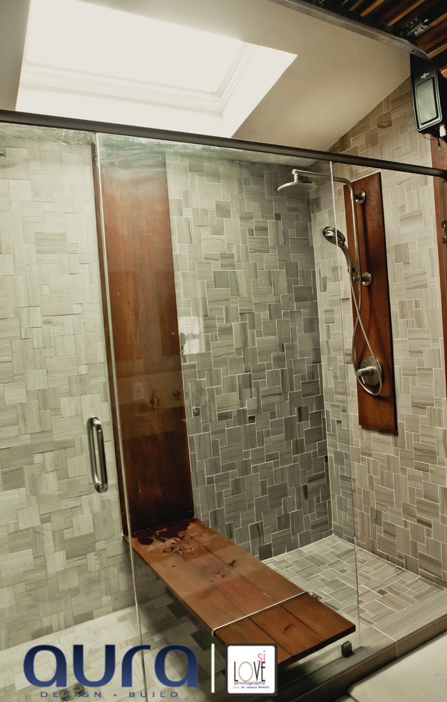 Idéer för mellanstora funkis en-suite badrum, med ett fristående handfat, grå kakel och vita väggar