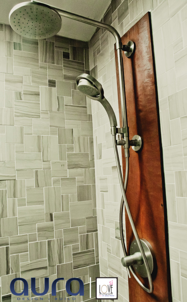 Idéer för att renovera ett mellanstort funkis en-suite badrum, med ett fristående handfat, grå kakel och vita väggar