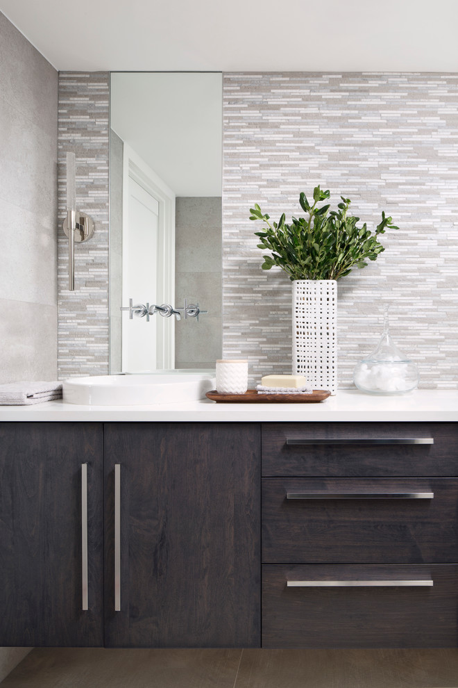 Esempio di una stanza da bagno padronale design con ante lisce, ante marroni, piastrelle beige, piastrelle a mosaico, pareti beige e lavabo a bacinella