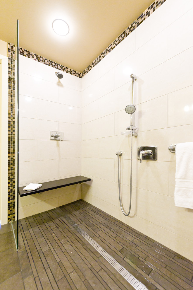 Exempel på ett modernt badrum, med en kantlös dusch