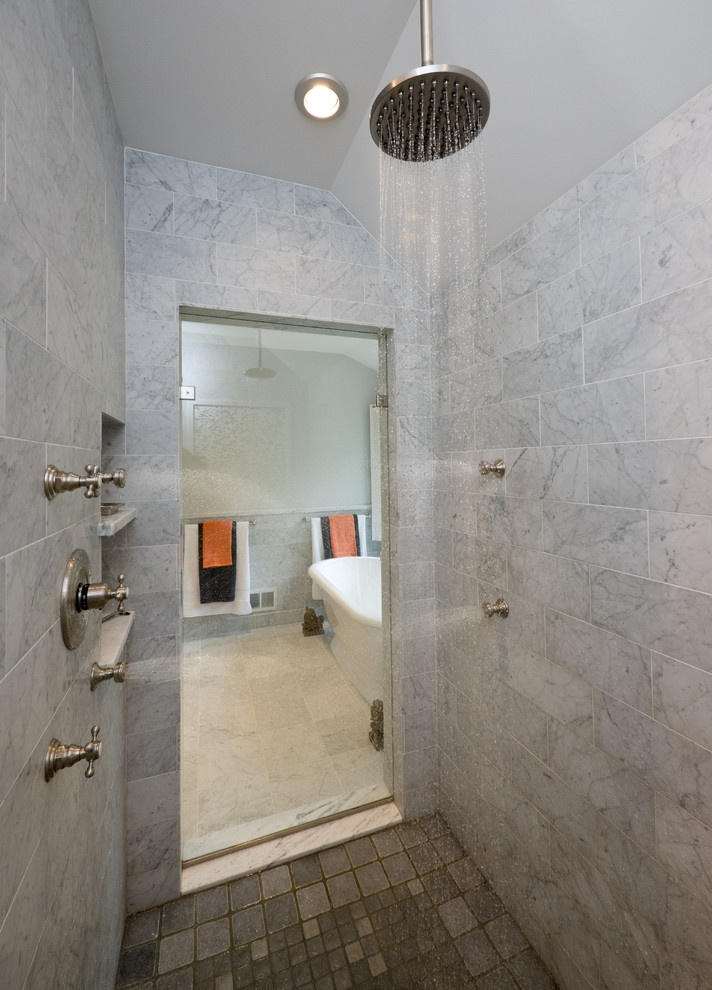 Klassisk inredning av ett badrum, med en dusch i en alkov