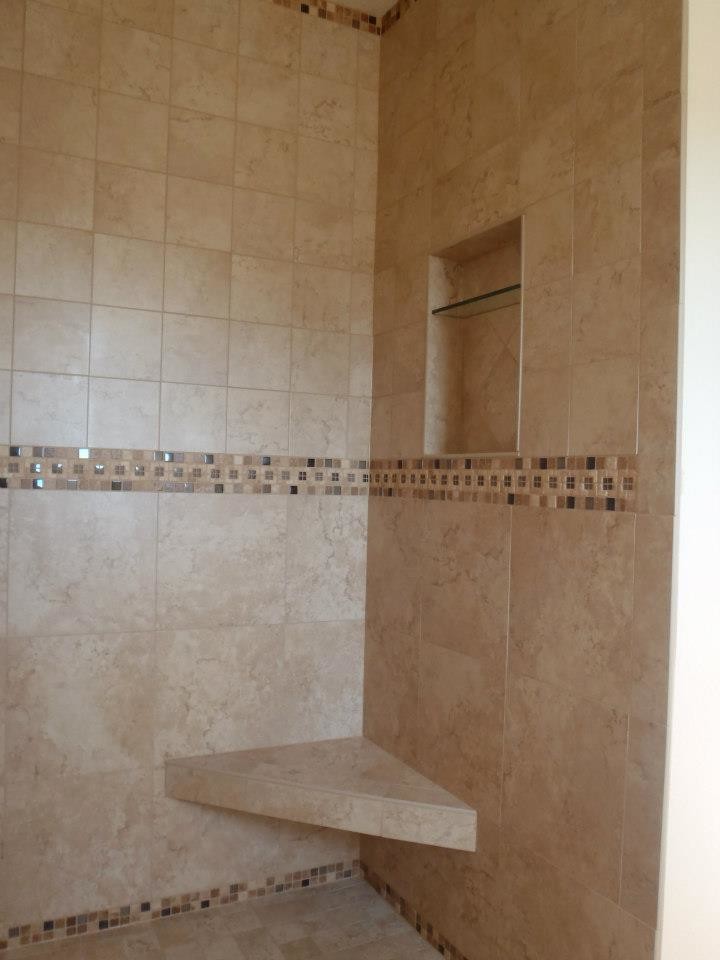 Réalisation d'une douche en alcôve méditerranéenne de taille moyenne avec du carrelage en marbre, un mur beige et un sol beige.